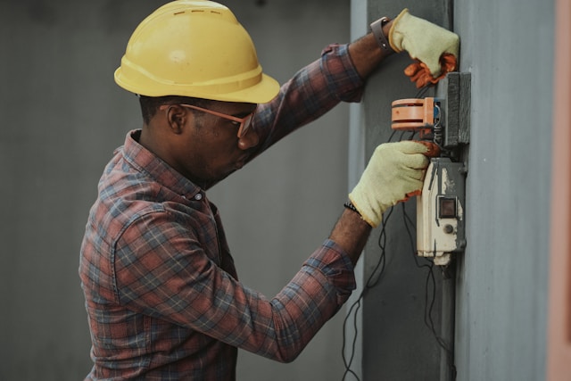 how much should i charge as an electrician
